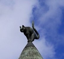 Кажется, кошка не просто ощетинилась, а села по-большому =D