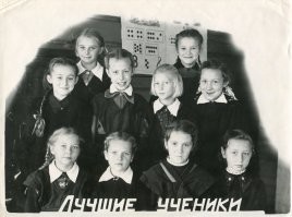 Второклассницы. Лучшие ученики. 1950ые.