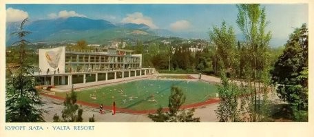 Бассейн в Ялте.
В советское время это был целый комплекс, состоящий из 2-х открытых чаш: 50-ти метровый и 25-ти метровый бассейны. На базе этого комплекса проходили многочисленные спортивные сборы и соревнования. Бассейн работал круглый год. Вода в бассейнах была морская, с подогревом. Вход в бассейн был крытый, что практически полностью исключало возможность простудится на сквозняках и переохлаждений. Бассейн был способен принимать чемпионаты республиканских масштабов. Расположение городского бассейна было уникально и грамотно подобрано. Бассейн распологался в центре города, рядом с троллейбусным кольцом, граничил со спортивным коплексом - стадионом Авангард и вечнозелёным Пионерским парком. С поверхности воды открывался красивый вид на горы.