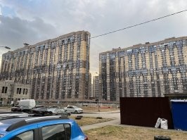 Да, феномен "Кудрово" не уникальный совсем. И к сожалению, особенно в Питере. Но и Московская область не отстает, в Москве порядка чуть больше, но тоже есть вопросы к градоначальнику. Всё это - примеры беспросветной алчности и жадности - чиновников, строителей, и собственно - народонаселения, которое всё это с удовольствием "потребляет".
Это виды севера Питера: