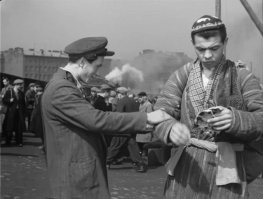 >>>> Интересно, что имя Раднэра расшифровывалось как «Радуйся новой эре»   символичное совпадение для актера, получившего первую в своей карьере главную роль столь неожиданным образом.

Фактчекинг - великая вещь.
"Максим Перепелица" - 1955 год.
"Джентльмены удачи" - 1971 год.
До "Перепелицы" были еще роли. А уж сколько их было между этими фильмами.... 
И неважно что небольшие, зато в каких фильмах! Это только самые известные: 
"Баллада о солдате" - 1959
"Добро пожаловать, или Посторонним вход воспрещён" - 1964
"Айболит-66" - 1966
"Золотой телёнок" - 1968
"Щит и меч" - 1968
"12 стульев" - 1971

И я бы не сказал, что это прям эпизоды-эпизоды.

Всё что было до "Перепелицы" и после "Джентльменов" - можете погуглить сами.