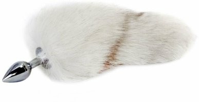 Для выступления она облачилась в белое перьевое боа, надела накидку в виде крыльев и шапочку, а лицо раскрасила в бело-жёлтые тона.
--------
Хвост  забыла вставить.