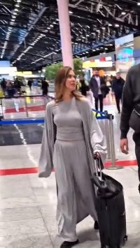 а эта девушка имея такую грудь чему она может завидовать?