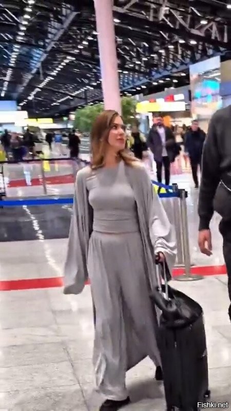 а эта девушка имея такую грудь чему она может завидовать?