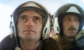 Правый на фото из экипажа - актер питерской массовки "Ленфильма"