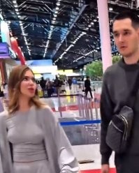 и тут она краем глаза вдруг заметила как её человек бетонным взглядом ноги переставляет и такая -всё, всё, расслабься, ценю, молодец.