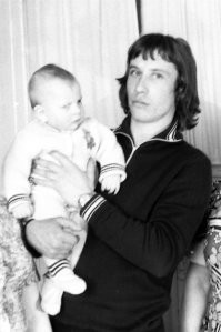 Второй справа парень три года спустя.