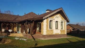 Молодец мужик. Я архитектор и ни о каком Фаулере не слышал. Решив строить себе дом пошел точно таким путем: максимальная площадь при  минимальных стенах, можно забрать максимум света. Минимальное количество коридоров (их площадь примерно в 2 раза меньше, чем у прямоугольного дома той же площади) + форма не позволяет солнцу перегревать фасады, а также они не переохлаждаются (у классического дома половина стен всегда в тени, а половина на солнце, что приводит к перекосам в теплотехнике). Если дом поставить с учетом розы ветров (как у меня), то зимой не придется чистить отмостку вокруг - потоки воздуха обтекая дом сами все выметают, правда в 1 м от фасадов наметает сугроб под 80 см. По планировке - чем больше углов в комнатах, тем проще делать интересный дизайн+много места под кладовки. Стоя в центре дома имеем обзор вокруг дома почти на 360 градусов. Живу уже 9 лет и понимаю, что самый это крайне удобная планировка. Но сам восьмиугольник не красив. Я добавляю крылья. Это и функционально и дом более интересен становится