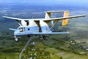 Ещё один поляк советского происхождения. Самолёт сельхоз авиации М-15 КБ Мясищева. Выпускался в основном в Польше. Пожалуй единственный самолёт специально разработанный для сельского хозяйства. Стойки между крыльями на самом деле баки под химию, в них создаётся давление от двигателя. Двигатель поднят высоко, чтобы не поджигать траву на полевых аэродромах.