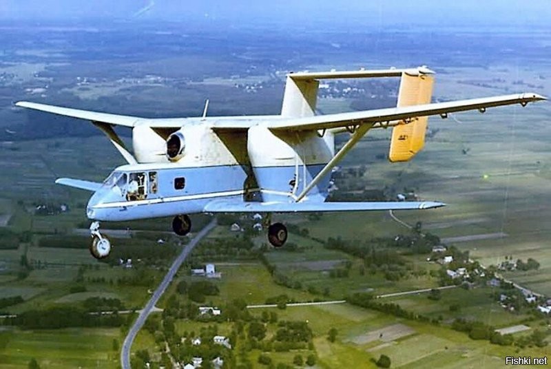 Ещё один поляк советского происхождения. Самолёт сельхоз авиации М-15 КБ Мясищева. Выпускался в основном в Польше. Пожалуй единственный самолёт специально разработанный для сельского хозяйства. Стойки между крыльями на самом деле баки под химию, в них создаётся давление от двигателя. Двигатель поднят высоко, чтобы не поджигать траву на полевых аэродромах.