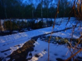 У нас ночью всё засыпало. 
Без электричества сидим. 
Генератор тарахтит. 
Сантиметров 13-15 снега выпало. 
Кучу деревьев повалило.