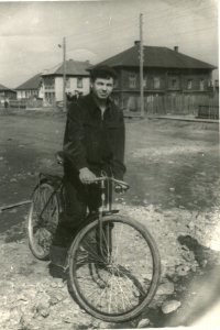 На память дорогой Лие от Пети. Омутниск. Кировская область. 1 мая 1958г.