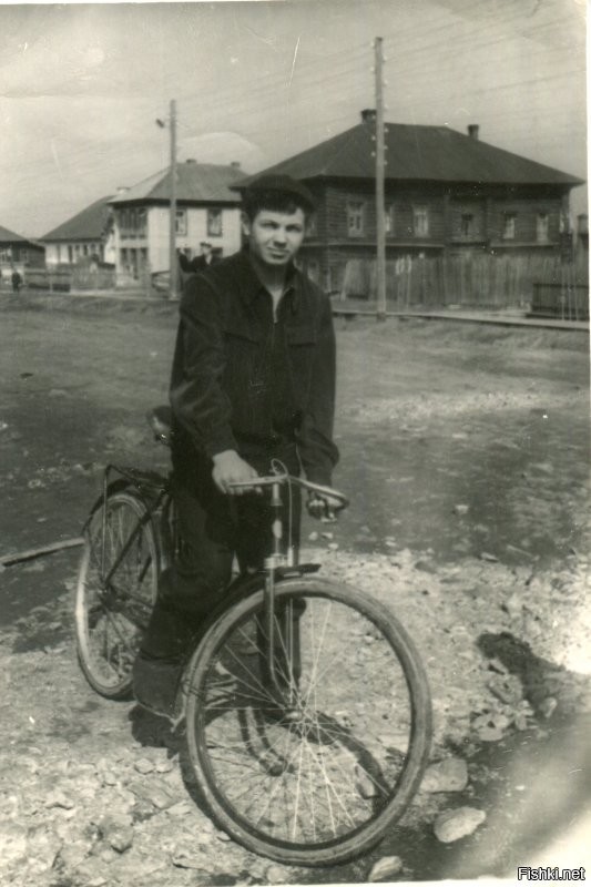 На память дорогой Лие от Пети. Омутниск. Кировская область. 1 мая 1958г.