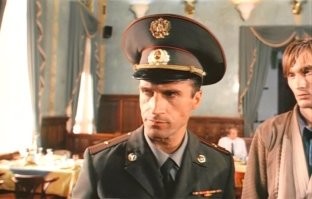 Одна из первых ролей в ДМБ , небольшая , но яркая роль начальника патруля у Дедюшко А.В.