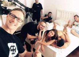 "Такой обычай!": в соцсетях удивляются туркменам, собравшим на первую брачную ночь всех родственников