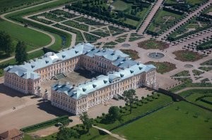 А я на прошедших выходных был (у нас в Курляндии) с семьёй в загородном дворце герцога Бирона. Никогда не задумывался о его личности и роли в делах Российской Империи. Прошерстил литературу о нём и фильмы - оказывается, что в советской и российской истории он демонстрируется как человек сугубо отрицательный. И главный его минус именно в том, что был в тесных взаимоотношениях и имел чрезмерное влияние на императорских особ, в чём имел собственную выгоду.