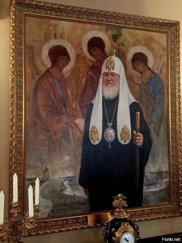Несколько лет назад лизоблюды подарили предводителю православного духовенства Володьке Гундяеву картину, которую тот горделиво повесил в своей резиденции в Даниловом монастыре и похвастался ею на на сайте патриархии. На картинке патриарха Кирилла пририсовали к репродукции «Троица» Рублёва, на заднем плане, фоном, слегка заметна та самая Троица, со склоненными головами. После появления картины в СМИ отмазывали от кощунственности натюрморта Гундяева с  троицей всем рпц-щным кагалом. Ну, что поделать, юбит гундяйка блестящее,  дорогое и подхалимное... Так вот, засуживать художника никому не пришло в голову, это ж не коврик с изображением женщины с сигарой..коврик потянул аж на почетное наименование "Икона", в отличии от Гундяева с троицей.. что поделать, лицемерие шаманов от РПЦ оно такое... лицемерное..