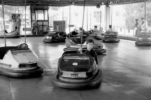 я тоже в детстве (в конце Перестройки ещё) катался на крошечный электроавтомобилях