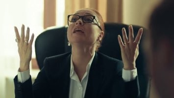 Женщина приковала себя к машине, которую увозил эвакуатор