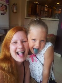 У меня доча в 6 лет в ГОА на экскурсию поехала в белом сарафане, белых кроксах и белой кепочке. И сама светлая и глаза серо-голубые. Каждые 5-10 минут подходили группы индиан (с юга, темненькие) и просили разрешения сфотографироваться с дочей. У них светлая кожа и яркий цвет глаз считается верхом красоты. После экскурсии дочь белое больше не одевала, устала быть фотомоделью.