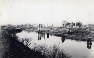 Кенигсберг 1945, там только руины разгребали ещё лет 15 после войны, т.к. 41% зданий в городе было разрушено