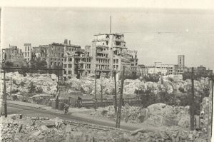 Кенигсберг 1945, там только руины разгребали ещё лет 15 после войны, т.к. 41% зданий в городе было разрушено