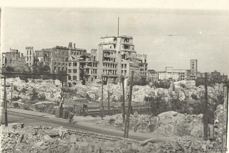 Кенигсберг 1945, там только руины разгребали ещё лет 15 после войны, т.к. 41% зданий в городе было разрушено