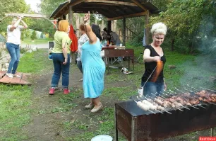 Все эти сраные пикнички с мангальчиком в общественных, городских зонах отдыха, заканчиваются по одному сценарию....Вопрос лишь в стиле возвращения по месту прописки: Через УВД, винтами и по пластунски! И пох всем что бухать в общественных местах запрещено! Вон в самолетах тоже бухать нельзя.....