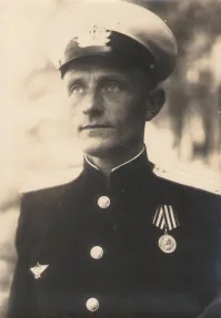 Два деда. Один служил в морской авиации, второй в пехоте.