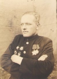 Два деда. Один служил в морской авиации, второй в пехоте.