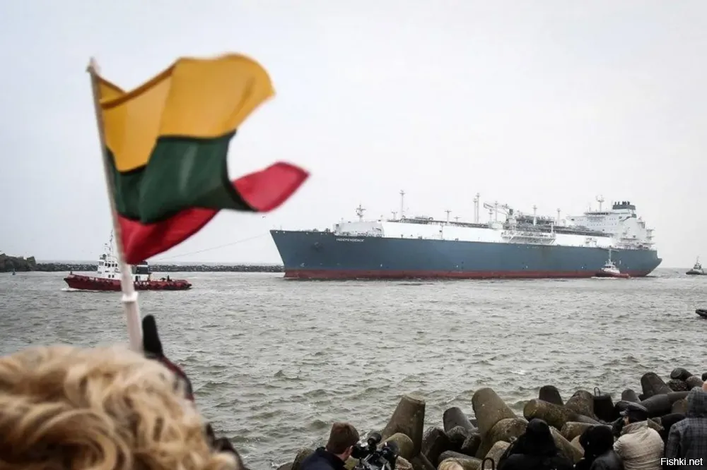 Судно терминал СПГ Independence, раскрашенное в цвета российского флага, вхотит в порт Клайпеда. О, вяльнес!