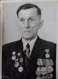 Полднев Пётр Кузьмич. Капитан в отставке. Насколько помню, Центральный фронт. Кавалер орденов Красная Звезда, Боевого Красного знамени, Трудового Красного Знамени. Медалей, честно, не помню. За победу над Германией и за Отвагу точно.
Дожил, нам на радость, до 92 лет. Курил, как паровоз лет наверное с 10. Потом в 90-е бросил. А курил исключительно Казбек. А я в 90-е как раз студентом сигаретами промышлял. Уже чего я только ему не возил. От болгарских до Мальборо. Нет. С тем что и бросил.
Бабушки фото не сохранилось. В эвакуации работала стоматологом. И так стоматологом проработала больше 50 лет.
Все помним. И низкий им поклон.