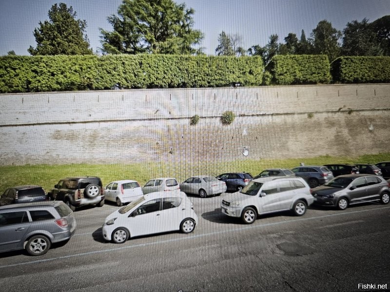 Не пойму за что минус поставили,там так то реально высокая стена.