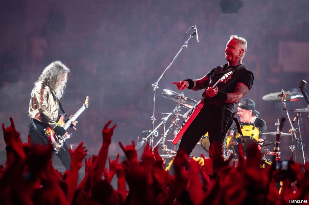 Ещё добавлю...
"Рев. Драйв. Рок": Metallica получила шквал гневных сообщений от русофобов
20 июня 2024
То ли музыканты Metallica ненароком проговорились, то ли их маркетологи что-то напутали. Но оправдываться Джеймс Хетфилд перед “цивилизованным Западом” будет теперь долго.

Шутка ли, американская метал-группа выпустила анонс концерта на русском. "Рёв. Драйв. Рок"   гласит постер любимых многими металлистов на ненавистном ныне многими языке. Рёв, кстати, действительно был. В комментариях.

Речь идёт об интерактивном концерте в игре Fortnite, а сам анонс появился в соцсетях Metallica. А вскоре последовал и тот самый рёв от поклонников группы из числа русофобов.