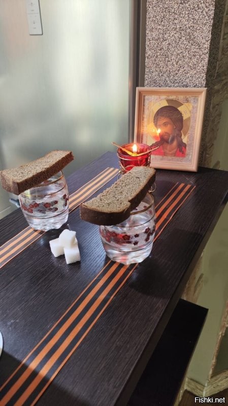 Я вот так сделала в честь памяти прадедушек которые не вернулись с войны... Утром кашу гречневую с маслом, в обед макароны по флотски и ужин чай с комковым сахаром и бутером из черного хлеба с маслом.