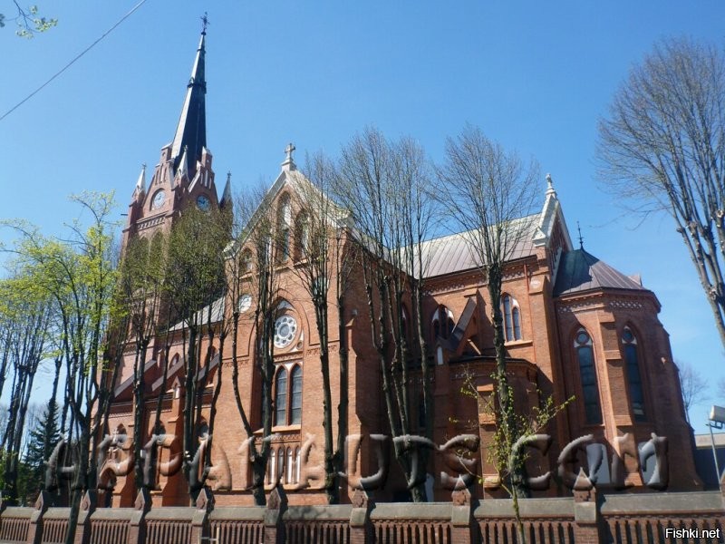 ну , если ты не понял, обьясню:
допустим рядом с мемориалом "Родина Мать Зовет" будет в 100 метрах построена мечеть . как ты к нему отнесёшься, будешь "за" или это другое?

костёл был готов к открытию в 1907.

 Возведен он был на рубеже 19-20 веков в неоготическом стиле рядом с деревянным храмом, стоявшем в Паланге еще с 1590 г. и перестраивавшемся в конце 17 века. Проектом занимался архитектор Карл Штрандман, приехавший из Швеции. Треть строительства финансировал граф Тышкевич.