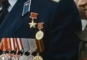 Что за значок? На этом месте должна быть либо звезда героя советского союза,либо героя соцтруда. А это явно фуфло какое-то.
