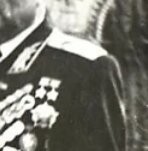 Что за значок? На этом месте должна быть либо звезда героя советского союза,либо героя соцтруда. А это явно фуфло какое-то.