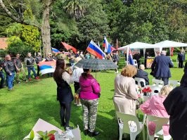 Возложение цветов и митинг в Сиднее, Австралия. По центру колесила колонна машин с рекламными плакатами. Родители Мэра этого района, где проводили мероприятие были спасены Русскими солдатами и он это помнит.  На вечернем мероприятии с Российской консульшей приехали послы Монголии, Сербии, Китая и ещё сколько-то стран.