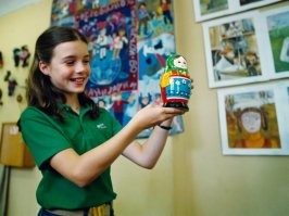 интересно, кем бы сейчас была та славная девчушка..... помню новость о её трагедии, плакал тогда.....