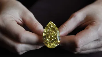 Это "Новое Солнце" -- он крупнейший среди уже огранённых камней и тоже янтарного оттенка. Здесь же пока речь идёт о неогранённом алмазе и сколько он потеряет в весе в процессе огранки -- неизвестно.