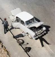 вот который лежит справа то он там что делает? В этом месте ничего нет. А тот который лежит под мордой решил масло слить? Что там ещё делать? Опять же запаска им зачем? Короче легли для фото...