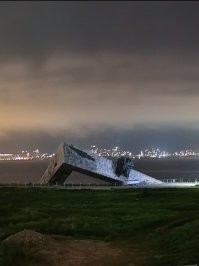 Вчера,как и на каждое 9 мая,прогулка вечером от Морвокзала до Малой земли.
Салют с Западного мола отменили,и сразу понятно стало что будут бить с Косы,так и оказалось.