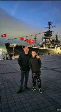 Вчера,как и на каждое 9 мая,прогулка вечером от Морвокзала до Малой земли.
Салют с Западного мола отменили,и сразу понятно стало что будут бить с Косы,так и оказалось.