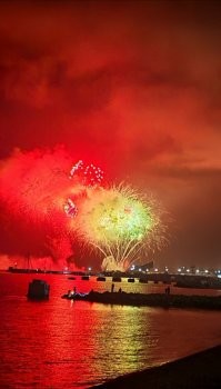 Вчера,как и на каждое 9 мая,прогулка вечером от Морвокзала до Малой земли.
Салют с Западного мола отменили,и сразу понятно стало что будут бить с Косы,так и оказалось.