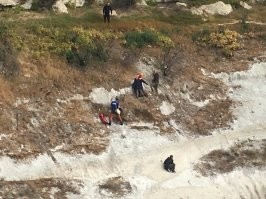 У нас таких тоже хватает. Вот крым, в прошлом году. Два «умных» решили пройти в пещерный город вокруг кассы.  И застряли на полпути. И на верх никак и вниз обрыв метров 30. Приехали МЧСники. Сняли. Сказали что дело привычное. Каждую неделю туда ездят.