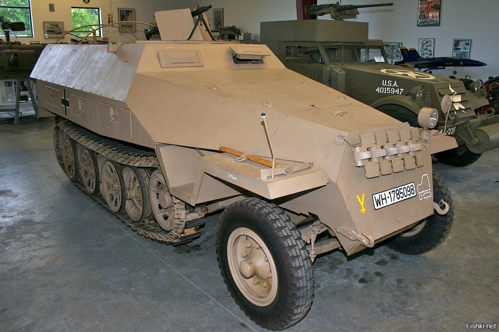 Нет Tatra OT-810 это послевоенное наследие Ганамага! Там стоит дизель Tatra воздушного охлаждения и закрывающийся верх. На Ганомаге  створок крыши десантного отделения не было.