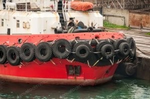 Примерно как-то так. А вообще, бывают очень маленькие гаражи в который авто помещается еле-еле и такой "обвес" нужен чтоб упереться в заднюю стенку гаража и не царапать бампер.