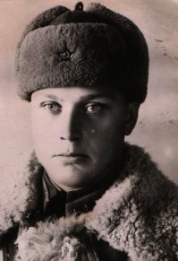 Немного не так. У всех нас воевали предки. В том числе и латыши. Возлагают цветы уважая ратный труд независимо от национальности. Да, русские безусловно вложили самый большой вклад и они всегда были нашим главным и решающим становым хребтом. Тут само собой. Но всё же мы стараемся вспоминать и наших собственных предков. Мой дед, Янис Карлович. Прошёл всю Финскую и Великую Отечественную.