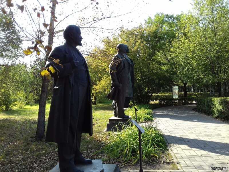 в усть-каменгорске есть парк, в котором представлено, помимо брони, еще и антиброня.
и не только! интересный парк.
для того, что бы это представить это публике, надо пилить пост, а не камент, но! думаю, поймёте по нескольким снимкам.